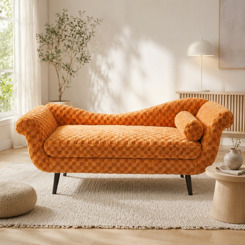 Tissu classique à motif de losanges jumelé à d'élégants accoudoirs à volutes, offrant un grand confort et un style intemporel.