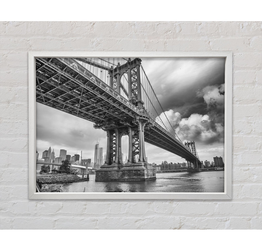 NYC Schwarz-Weiß-Brücke unter Wolken - Einzelner Bilderrahmen Kunstdrucke auf Leinwand