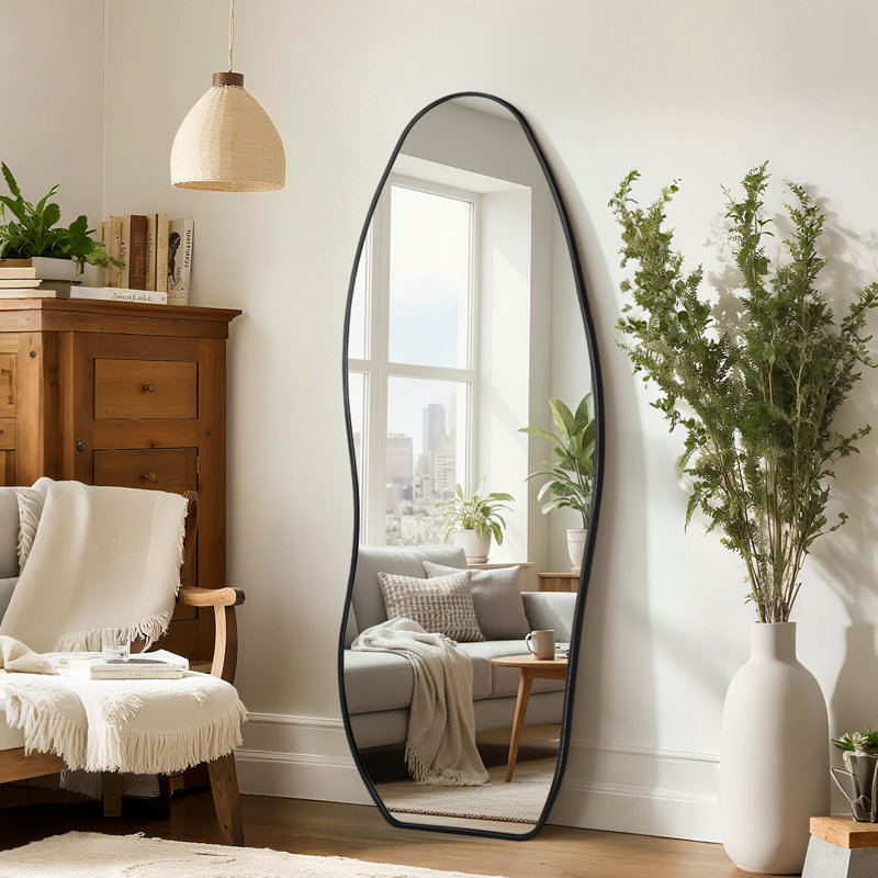 Miroir moderne moderne irrégulier avec cadre en aluminium, conception murale ou autoportante, Noir, 63 po x 23,6 po