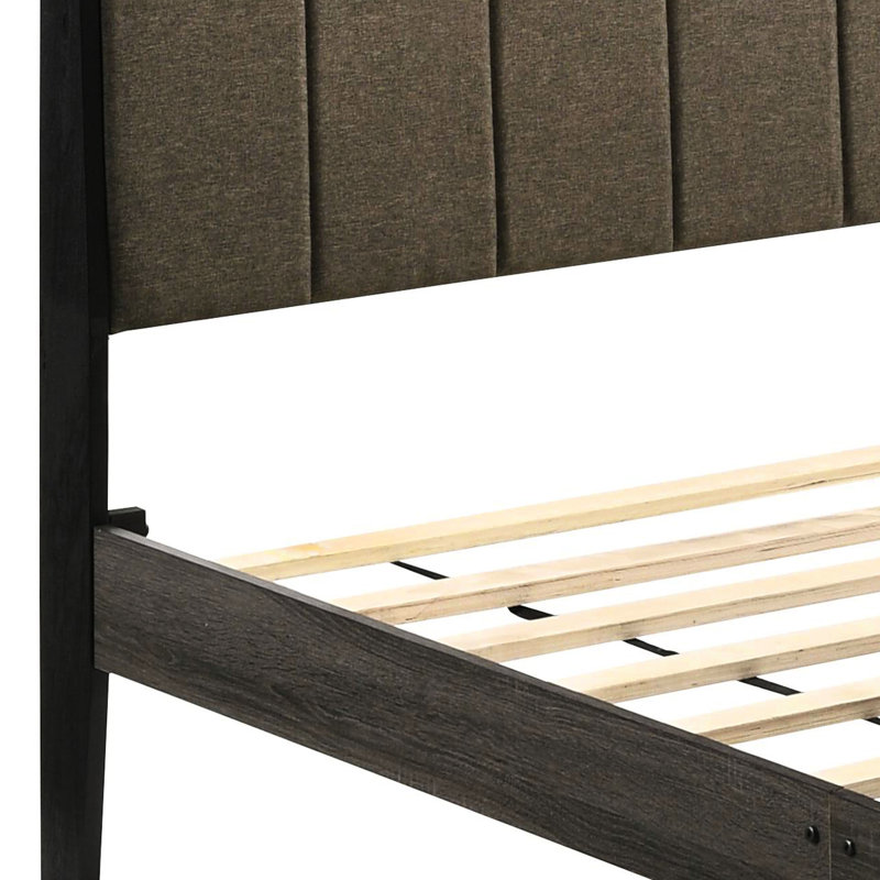 Grand lit avec revêtement brun et structure en bois gris patiné pour la chambre à coucher