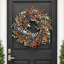 Couronne de porte d'entrée automnale artificielle de 61 cm (24 po) avec baies mélangées et mini-feuilles d'eucalyptus, décoration murale pour la fête de Thanksgiving.