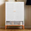 Armoire à chaussures de rangement flexible, portes doubles grillagées avec tablettes amovibles et base surélevée pour une meilleure ventilation-980279972