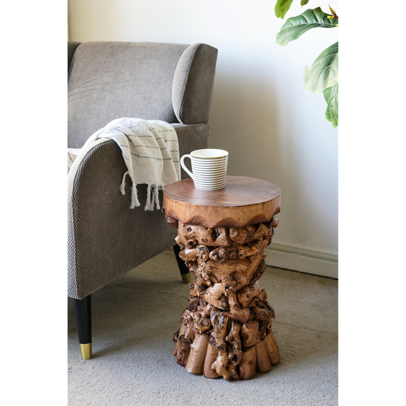 Table d'appoint brune de 30 x 30 x 48 cm, avec une base en racine d'arbre organique et une finition chaleureuse pour un style moderne.