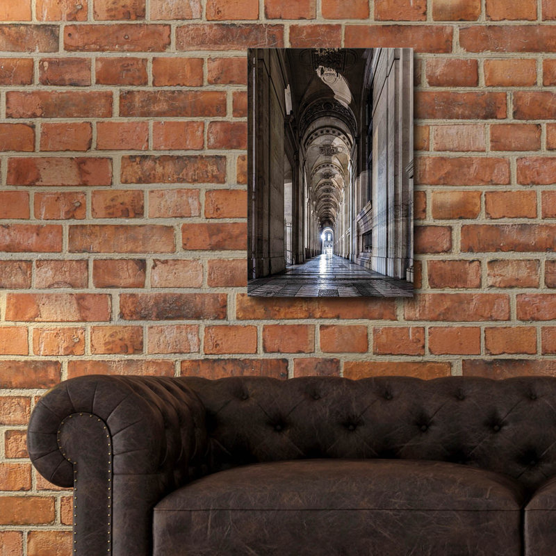 «Paris - Louvre Corridor» par Epic Portfolio, H 24 po x l 16 po x P 0,2 po