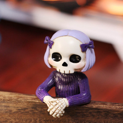 Décoration d'Halloween : Figurine de squelette en résine avec nœud violet, mini-ornement à suspendre pour jardin, pot ou bureau.