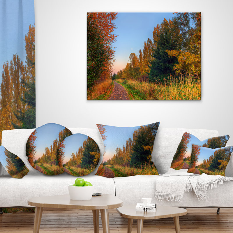 Route à travers la forêt d'automne - Coussin décoratif à imprimé paysage
