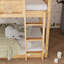 Lit superposé simple au-dessus d'un lit simple pour enfant avec garde-corps et échelle-178793881