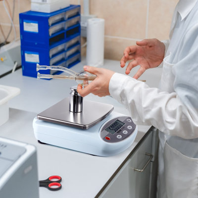 Balance de laboratoire à conversion électronique 2000g x 0,01g 13 unités