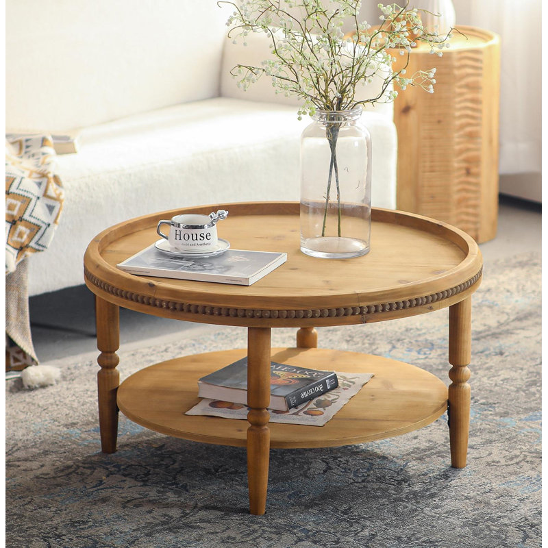 La table basse ronde en bois présente un design rustique, une structure pratique à double couche, une taille modérée et une apparence simple mais élégante.