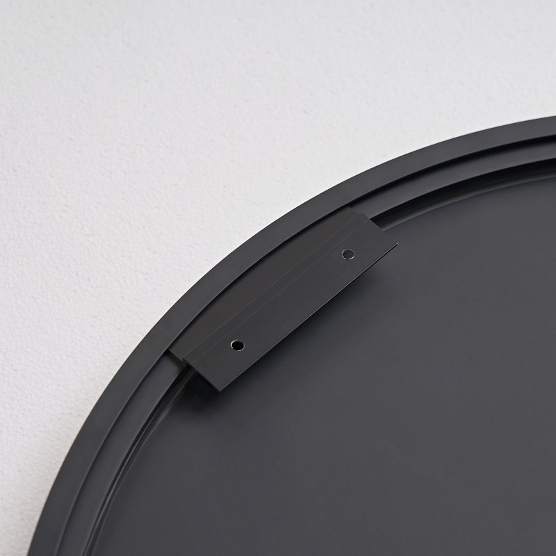 Élégant miroir mural arqué avec cadre en métal mince, parfait pour les décors de salle de bain et de chambre à coucher modernes