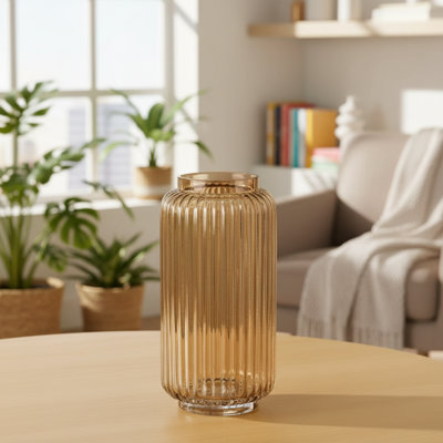 Un choix idéal pour les arrangements floraux de bureau: un vase en verre nervuré de 10 pouces de couleur champagne.