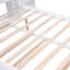 Lit plateforme pleine grandeur avec tablettes coulissantes et lit gigogne simple, maximisant l'espace et le style