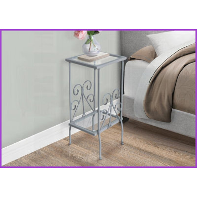 Table basse à deux niveaux en verre trempé peu encombrant avec structure en métal argenté, décor transitionnel gris pour le salon