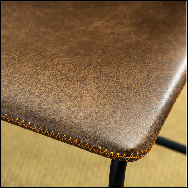 Ensemble de 2 tabourets en cuir de polyuréthane Lotusville, combinant élégance classique et confort moderne pour les bars et les cuisines.