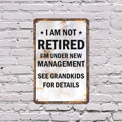 «I Am Not Retired Under New Gestion See Grandkids», affiche en plastique de 13 po x 20 po