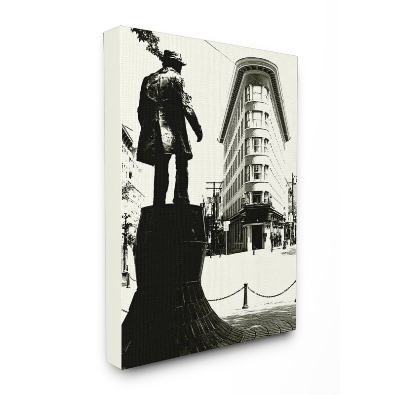 «Canada Hotel Europe with Statue Stretched», reproduction de photo sur toile, H 30 po x l 24 po, Toile tendue