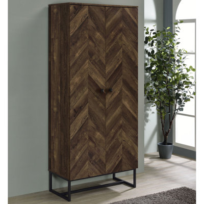 Armoire de rangement haute à 8 compartiments, chêne rustique et métal canon de fusil, idéale pour le linge de maison, le garde-manger et l'organisation. Étagères autoportantes, finitions créant une ambiance chaleureuse et permettant d'organiser les essentiels de la maison.