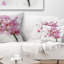 Coussin décoratif à fleurs roses et pétales tombants