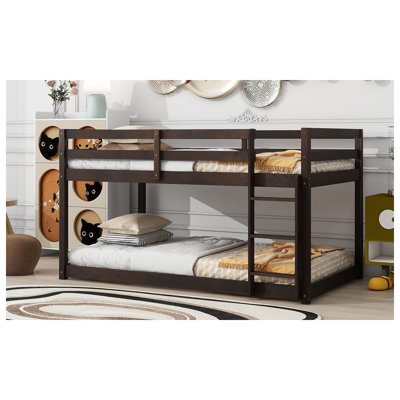 Lit mezzanine simple au-dessus d'un lit simple en bois massif et en bois d'hévéa massif avec échelle, plateformes supérieure et inférieure fabriquées avec des lattes renforcées