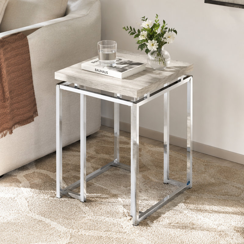 Charmante table de bout en chêne naturel avec finition chromée pour décors polyvalents