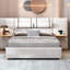 Grand lit tapissier en velours beige