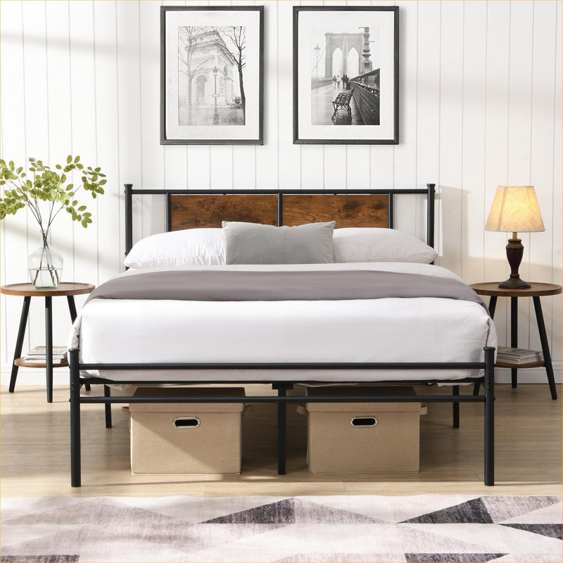 Grand lit plateforme en métal noir de jais avec tête de lit à panneau en bois, style moderne pour une chambre à coucher résidentielle