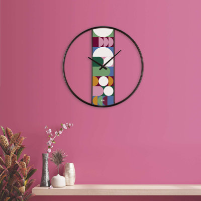 Horloge murale élégante en métal 24,4 po x 24,4 po | 95% acier / 5% panneau de fibres à densité moyenne, mouvement de balayage silencieux | Parfait pour le salon, le bureau ou la chambre à coucher | Conception élégante et fabrication durable