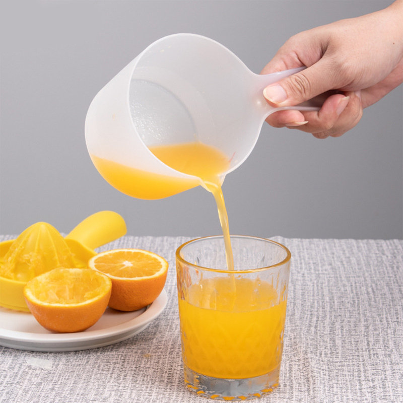 Presse-agrumes manuel pressant la tasse à citron avec balance tenant la main et pressant le jus, Jaune
