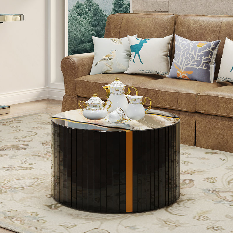 Table basse cylindrique noire et ronde en verre noir avec effet miroir en poudre dorée, motif de marbre, table d'appoint, décoration intérieure moderne, espace de vie compact.