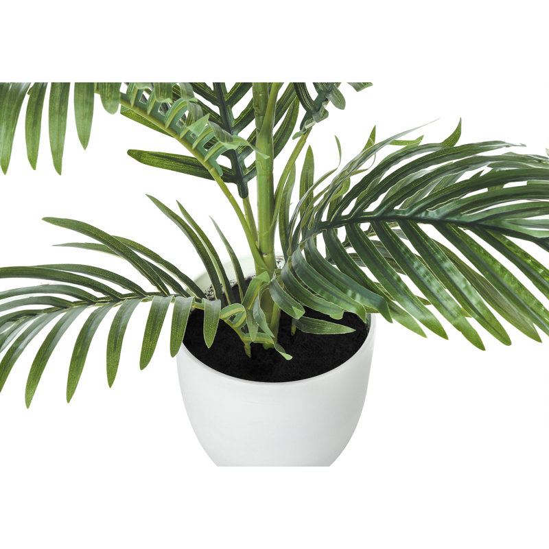 Palmier artificiel d'intérieur avec de vraies feuilles de touche, en pot à des fins décoratives, ajoutant une ambiance tropicale à n'importe quel espace