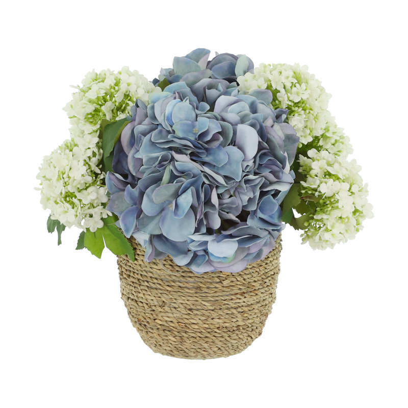 Arrangement d'hortensias et de viornes