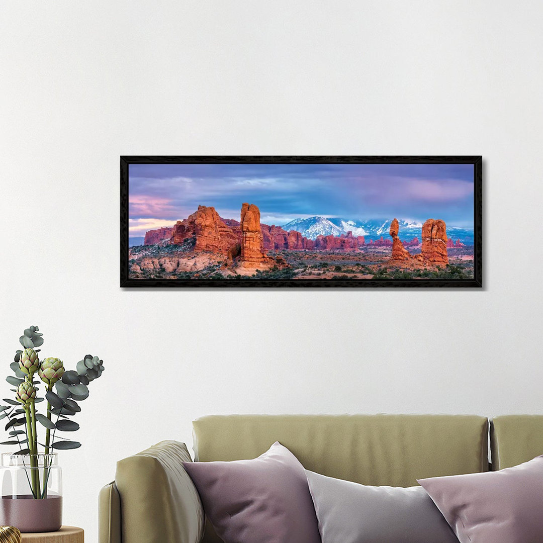 Balanced Rock And La Sal Mountains von Susanne Kremer - Panoramaleinwand auf Leinwand Giclée auf Leinwand