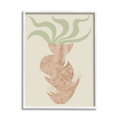 Mains rustiques tenant un pot de fleurs