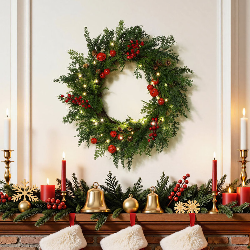 Couronne de Noël pré-illuminée de 61 cm (24 po) avec clochettes rouges et baies
