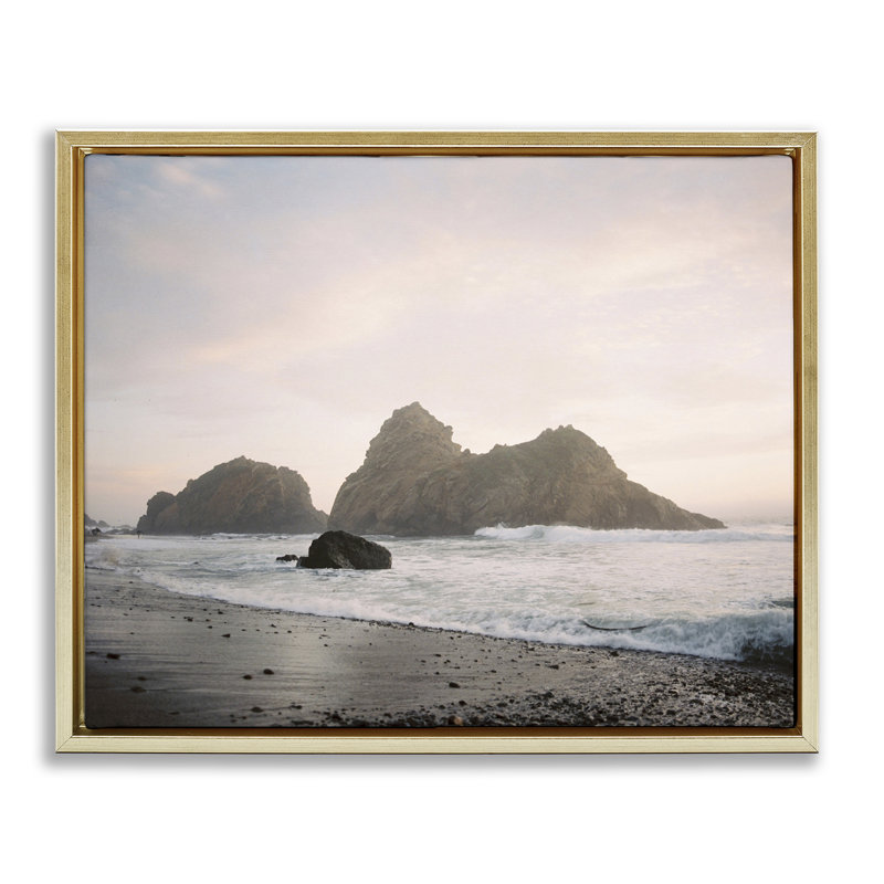 «Seaside Cliff Landscape», art mural sur toile flottante par Justine Milton, Cadre flottant métallique doré