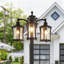 Lampadaire d'extérieur 3 lumières avec abat-jour en verre transparent Dusk to Dawn, structure en métal noir mat