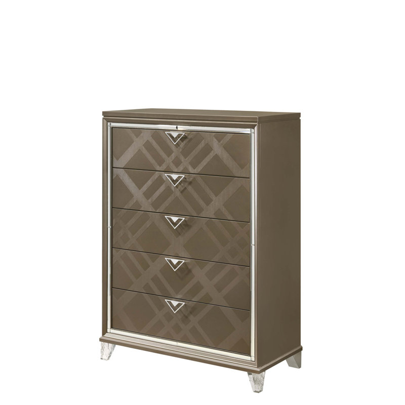 Commode 5 tiroirs Skylar avec façades en relief et bordure biseautée en miroir pour un rangement élégant