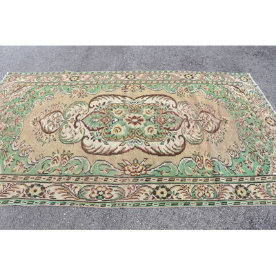 Grand tapis turc rétro vert pour un décor de salon bohémien avec un design antique