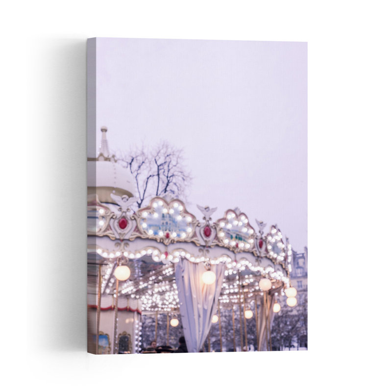 Lumières de carrousel oniriques, affiche murale hivernale élégante et romantique représentant une ville en hiver