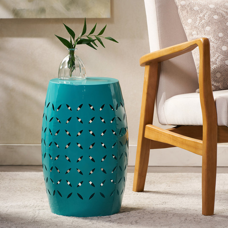 Table d'appoint unique en métal en forme de tonneau découpée en dentelle pour une utilisation extérieure, mobilier de patio durable et polyvalent