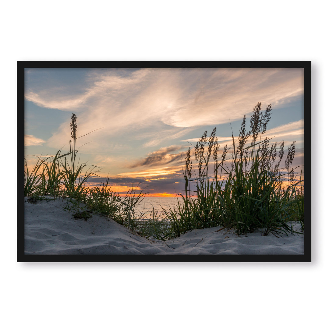 Gras Am Strand Bei Sonnenuntergang - Poster Im Rahmen