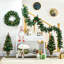 Ensemble de 4 pièces Prelit Holiday Christmas, couronne de guirlande et ensemble de 2 arbres d'entrée avec lumières DEL blanc chaud, baies, pommes de pin