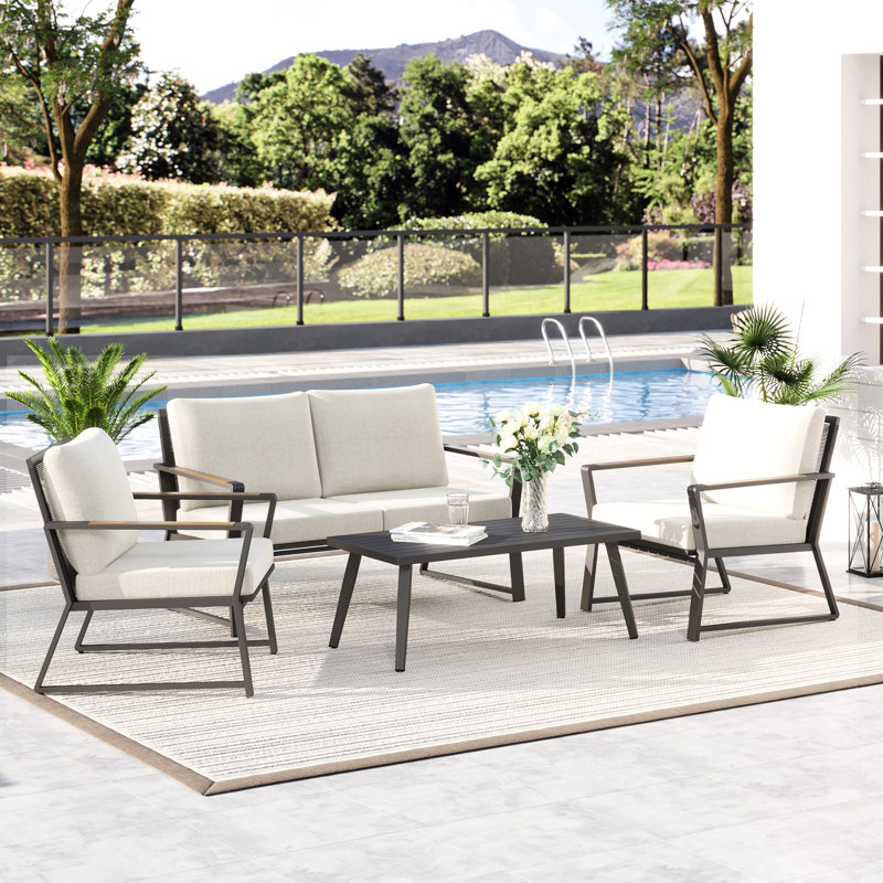 Ensemble de 4 meubles de patio - conversation en aluminium blanc crème pour le confort du balcon. Comprend des fauteuils, une table basse et des coussins. Assure une assise confortable. Dossiers hauts rembourrés avec drainage