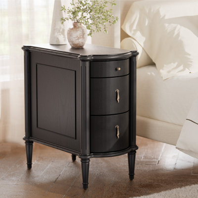 Table de chevet STO'sense avec station de charge et 3 tiroirs, pré-assemblée, table d'appoint rétro avec poignées au fini antique, finition en bois rustique, table de bout étroite avec pieds tournés pour la chambre à coucher (1, noir)