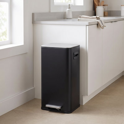 Poubelle rectangulaire noire de 10 L (2,6 gal) en acier inoxydable à pédale, seau intérieur amovible avec rainures antidérapantes et poignée de transport latérale, convient à la cuisine, à la salle de bain et au bureau.
