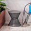 Table d'appoint NEVada avec structure en fer durable et conception en filet Breezy pour une détente en plein air et un style intemporel