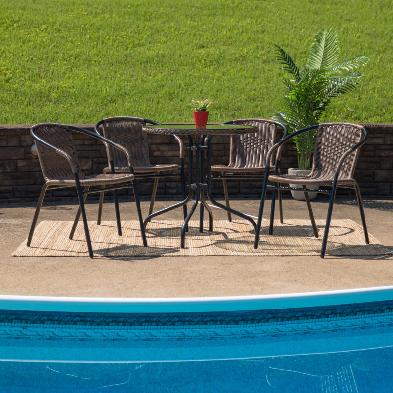 Table ronde en verre de 28 po avec bordure en rotin et quatre chaises empilables en rotin, Brun foncé