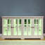Élégante vitrine rétro en blanc antique avec tablettes réglables et look contemporain
