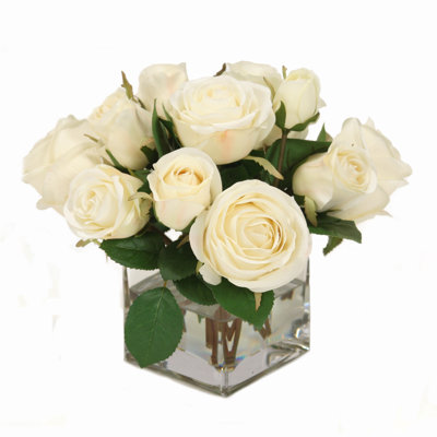 Arrangement floral de roses dans un vase