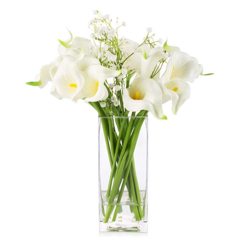 Arrangement floral mélangé dans un vase